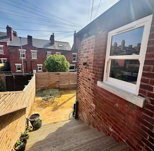 Spacious In Ideal For Gatherings With Free Parking Holiday home *