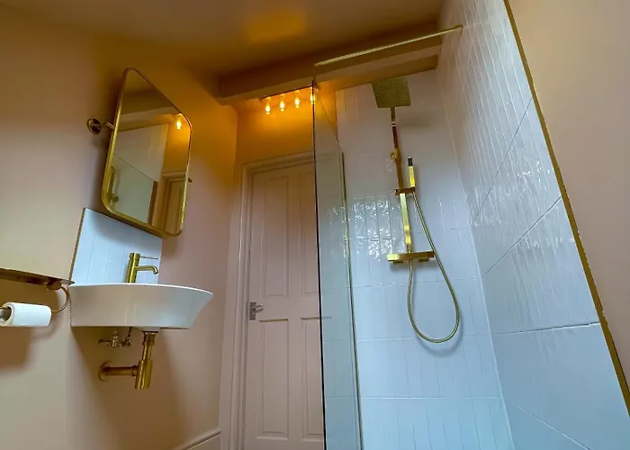 Spacious In Ideal For Gatherings With Free Parking Holiday home *