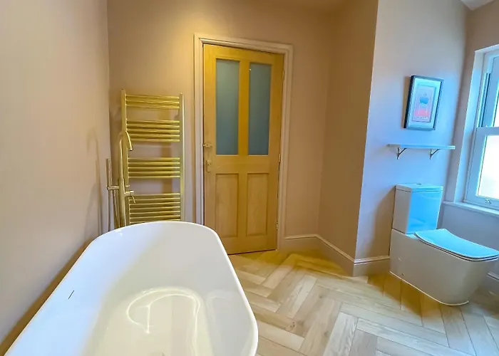 Spacious In Ideal For Gatherings With Free Parking * Leeds (West Yorkshire)