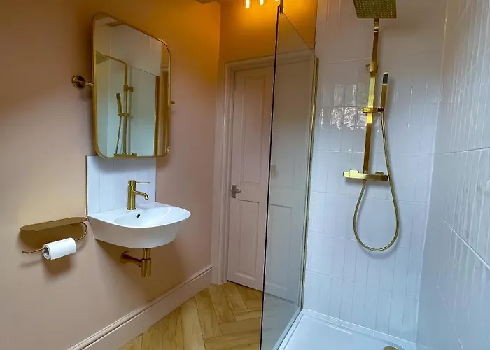 Spacious In Ideal For Gatherings With Free Parking *