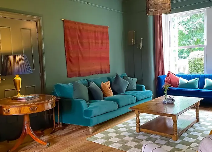 Spacious In Ideal For Gatherings With Free Parking Holiday home *