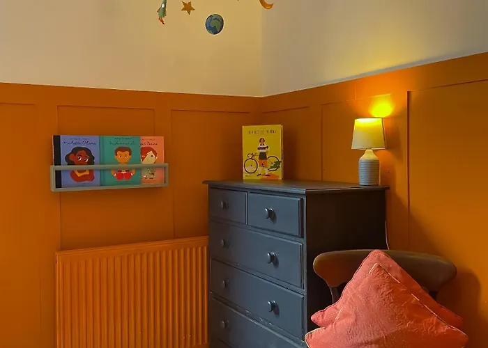 Spacious In Ideal For Gatherings With Free Parking