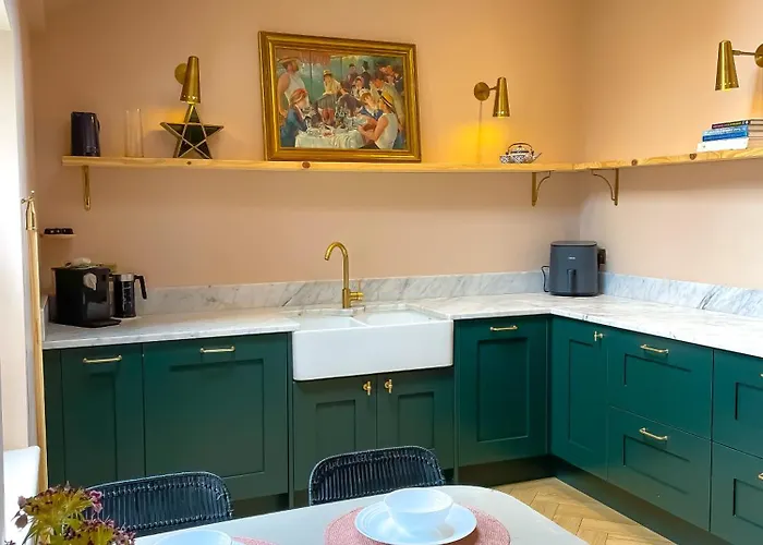 Spacious In Ideal For Gatherings With Free Parking Holiday home *