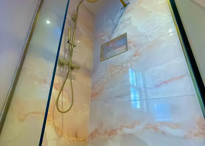 Holiday home Spacious In Ideal For Gatherings With Free Parking *