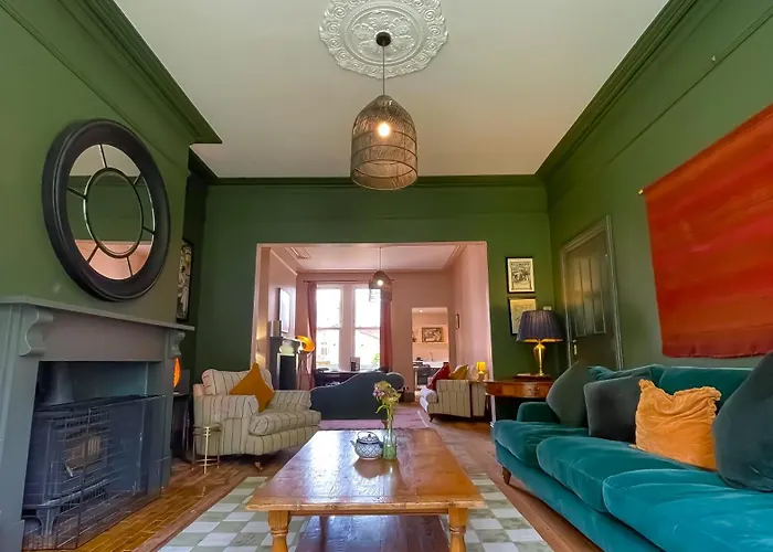 Spacious In Ideal For Gatherings With Free Parking Holiday home Leeds (West Yorkshire)