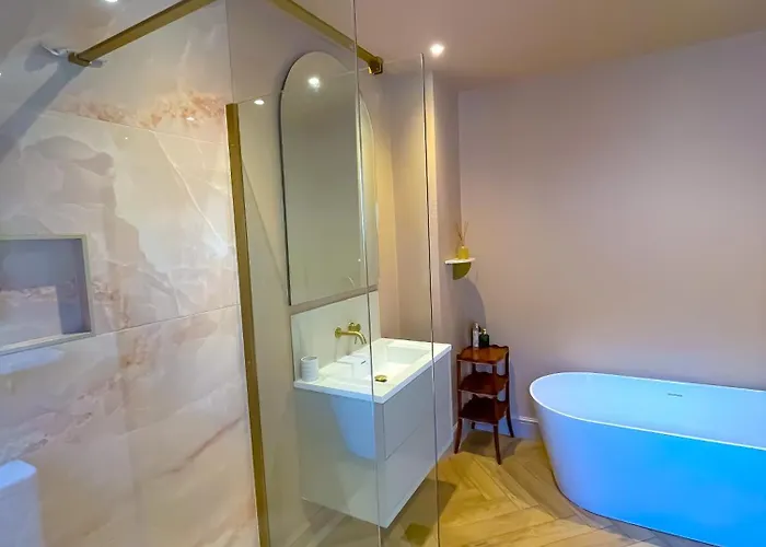 Spacious In Ideal For Gatherings With Free Parking *