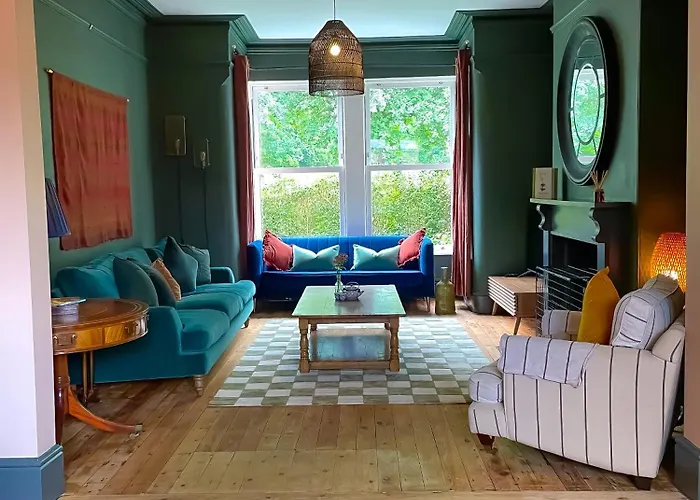 Holiday home Spacious In Ideal For Gatherings With Free Parking *