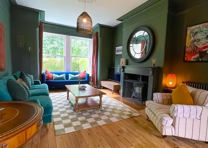 Spacious In Ideal For Gatherings With Free Parking Holiday home *