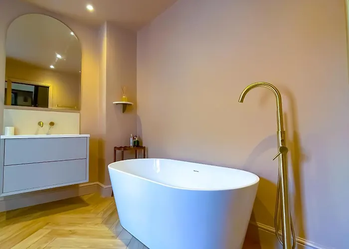 Spacious In Ideal For Gatherings With Free Parking Holiday home Leeds (West Yorkshire)