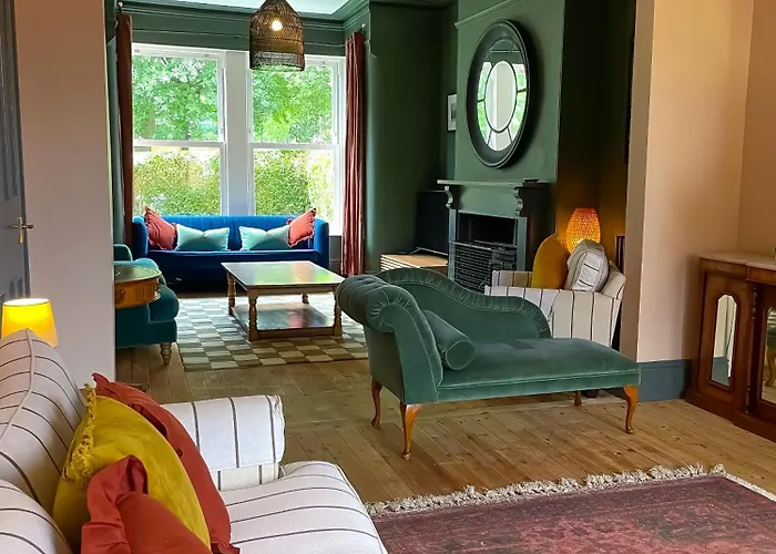 Holiday home Spacious In Ideal For Gatherings With Free Parking *