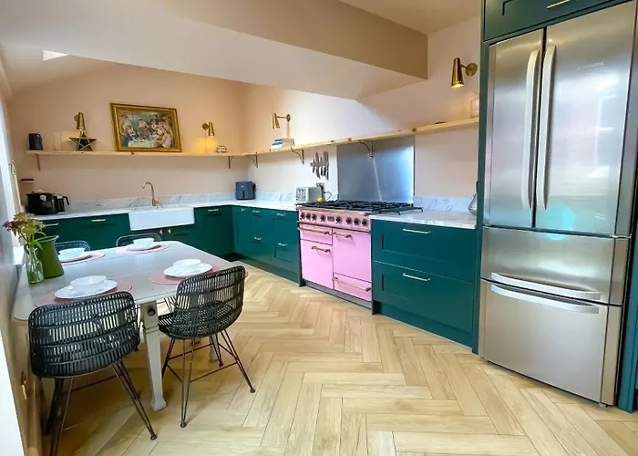 Spacious In Ideal For Gatherings With Free Parking *