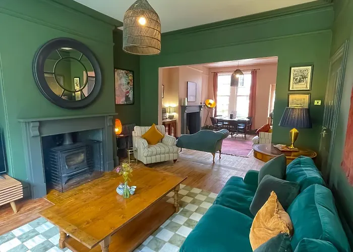 Spacious In Ideal For Gatherings With Free Parking Holiday home