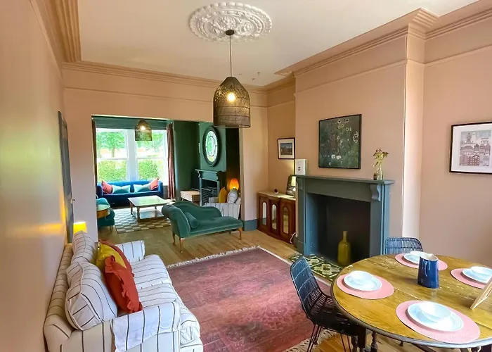 Spacious In Ideal For Gatherings With Free Parking Holiday home