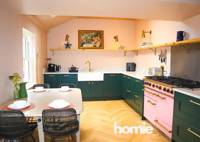 Holiday home Spacious In Ideal For Gatherings With Free Parking