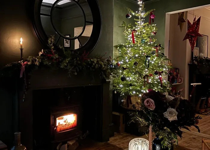 Holiday home Spacious In Ideal For Gatherings With Free Parking *