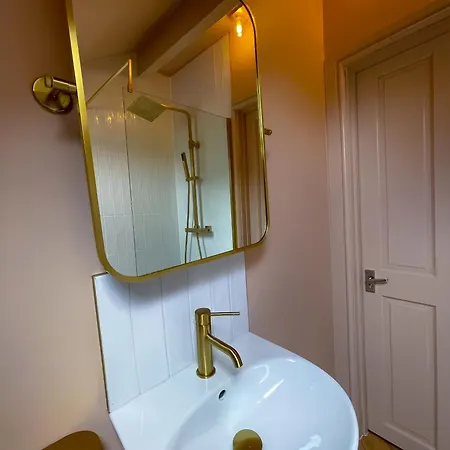 度假居 Spacious In Ideal For Gatherings With Free Parking 利兹