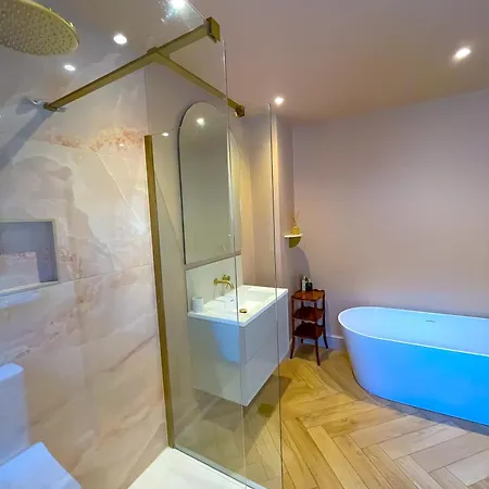 Spacious In Ideal For Gatherings With Free Parking *