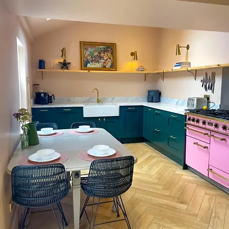 Spacious In Ideal For Gatherings With Free Parking 度假居 利兹