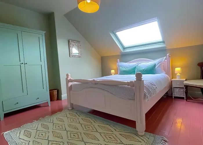 Spacious In Ideal For Gatherings With Free Parking