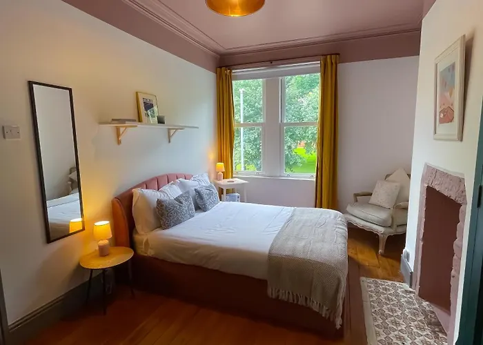 Spacious In Ideal For Gatherings With Free Parking