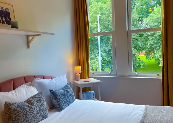 Spacious In Ideal For Gatherings With Free Parking *